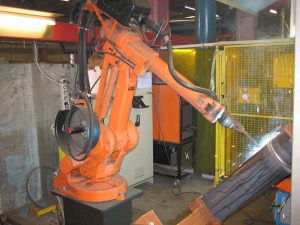 Robotsvejsning - billede af robot i gang med at svejse